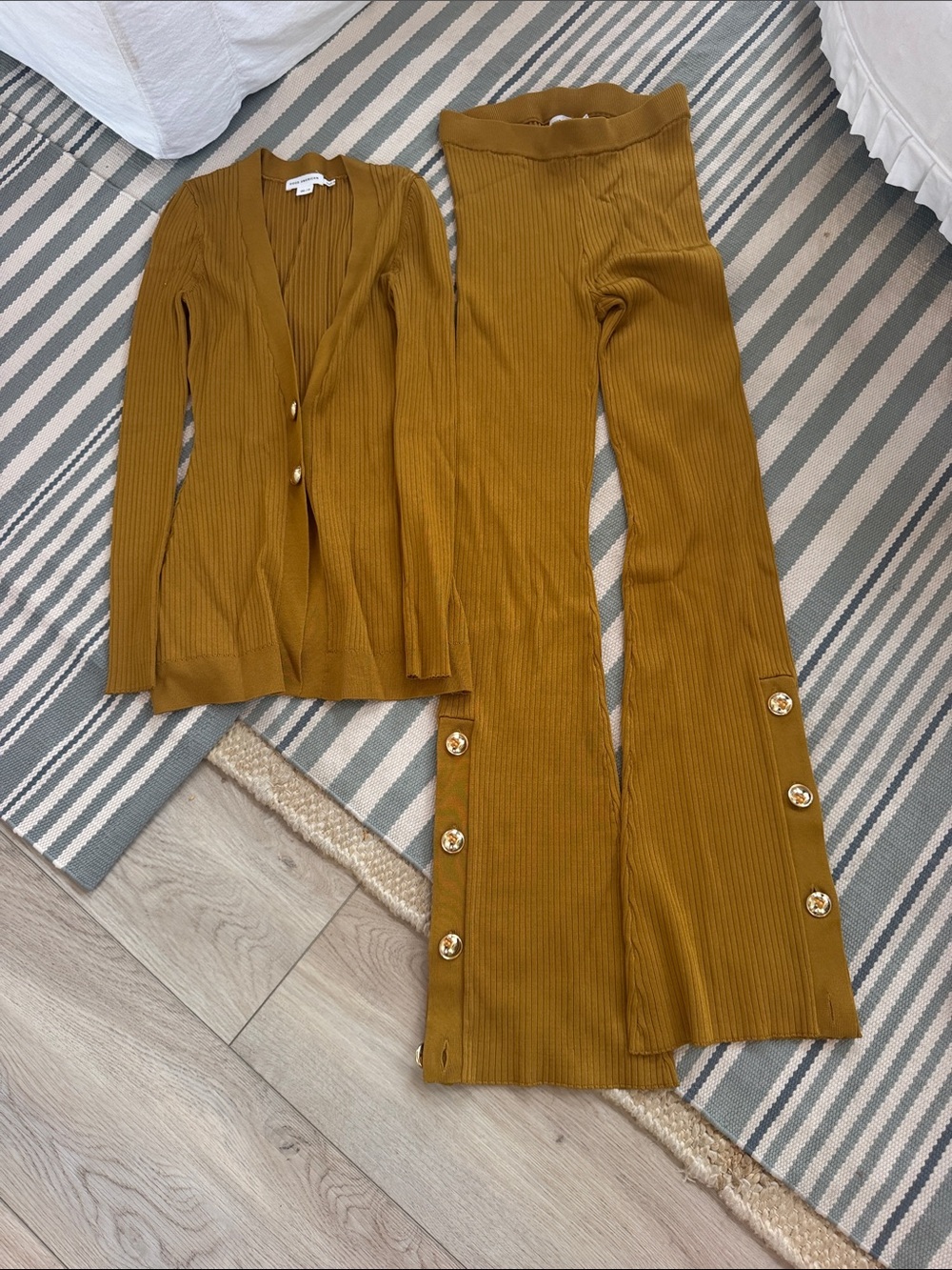 Good America Ribbed Button-Hem Wide Leg Pants  sz 2 Mustard & cardigan top 00